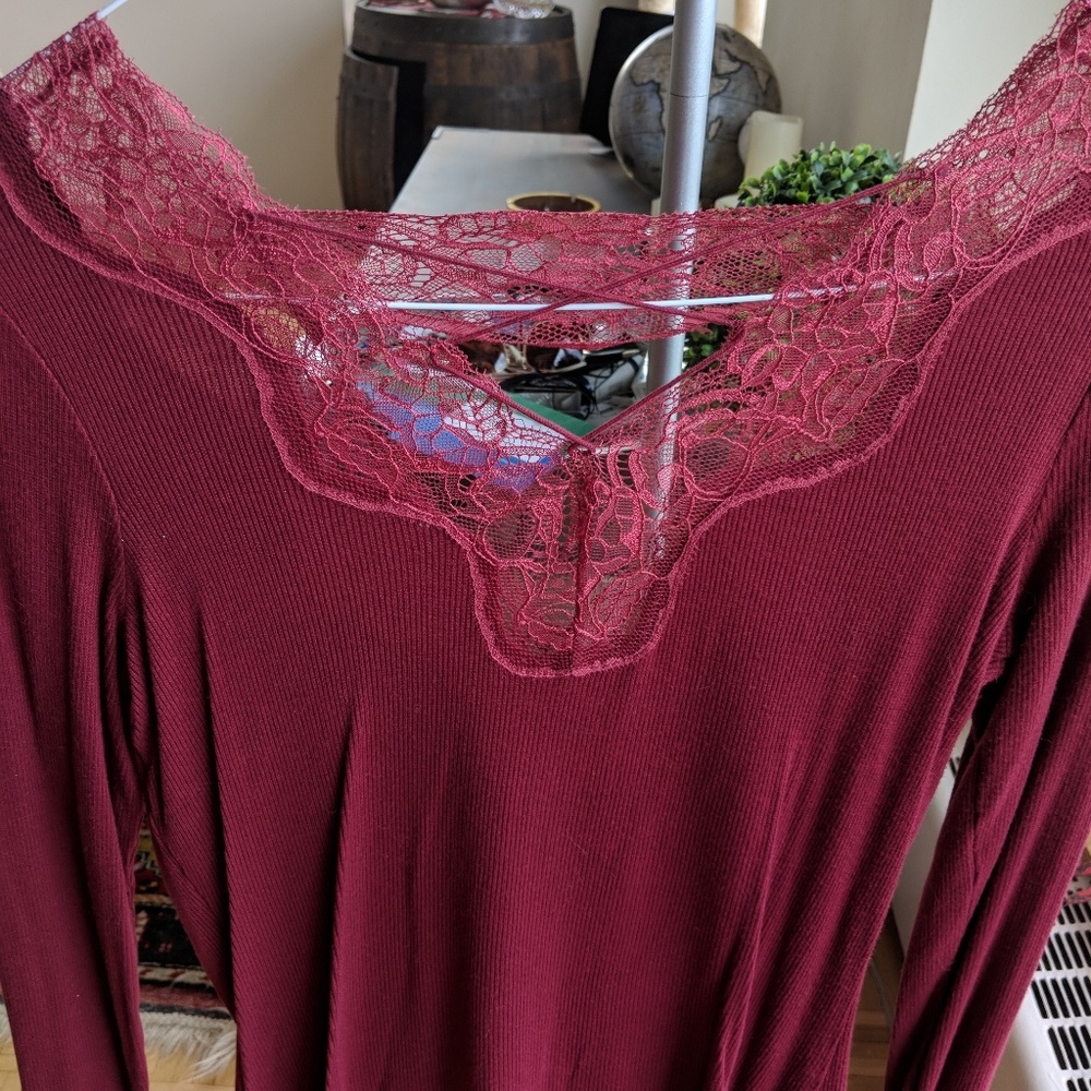 💖💖 Adorable lace detailed top!